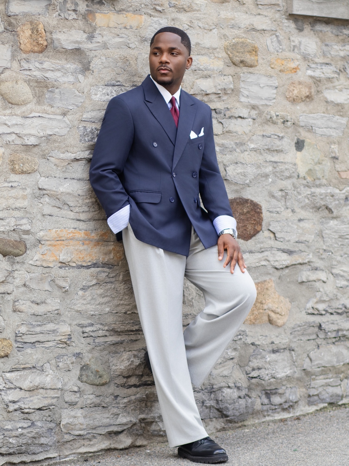 Personal styling masculin TONLAIT : blazer croisé bleu marine, cravate bordeaux et pantalon gris clair
