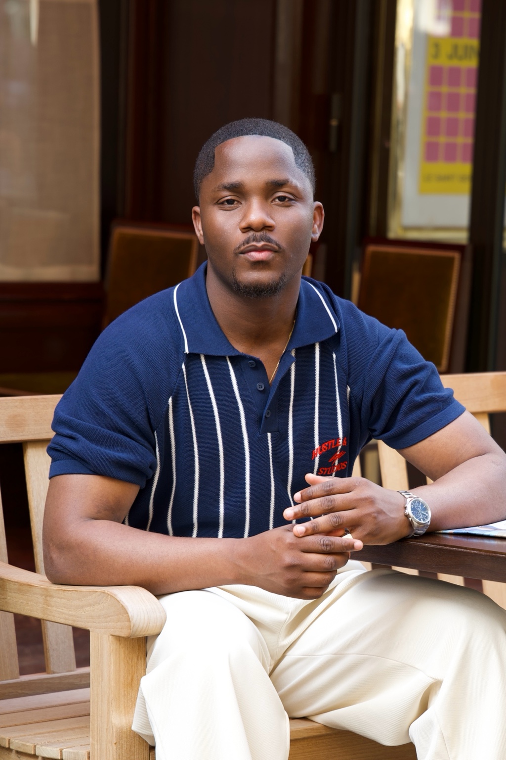 Orphéric, fondateur de TONLAIT et personal stylist homme, en polo bleu marine rayé